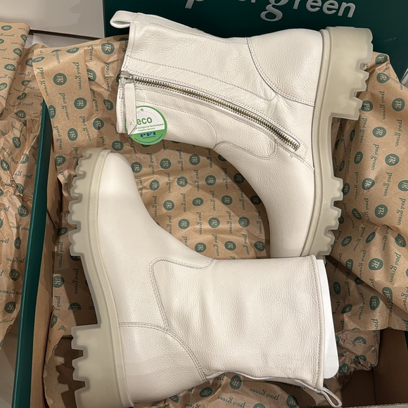 White/ off whleather boot. Brand new with Box Women’s US sizes. COLOR: Off white